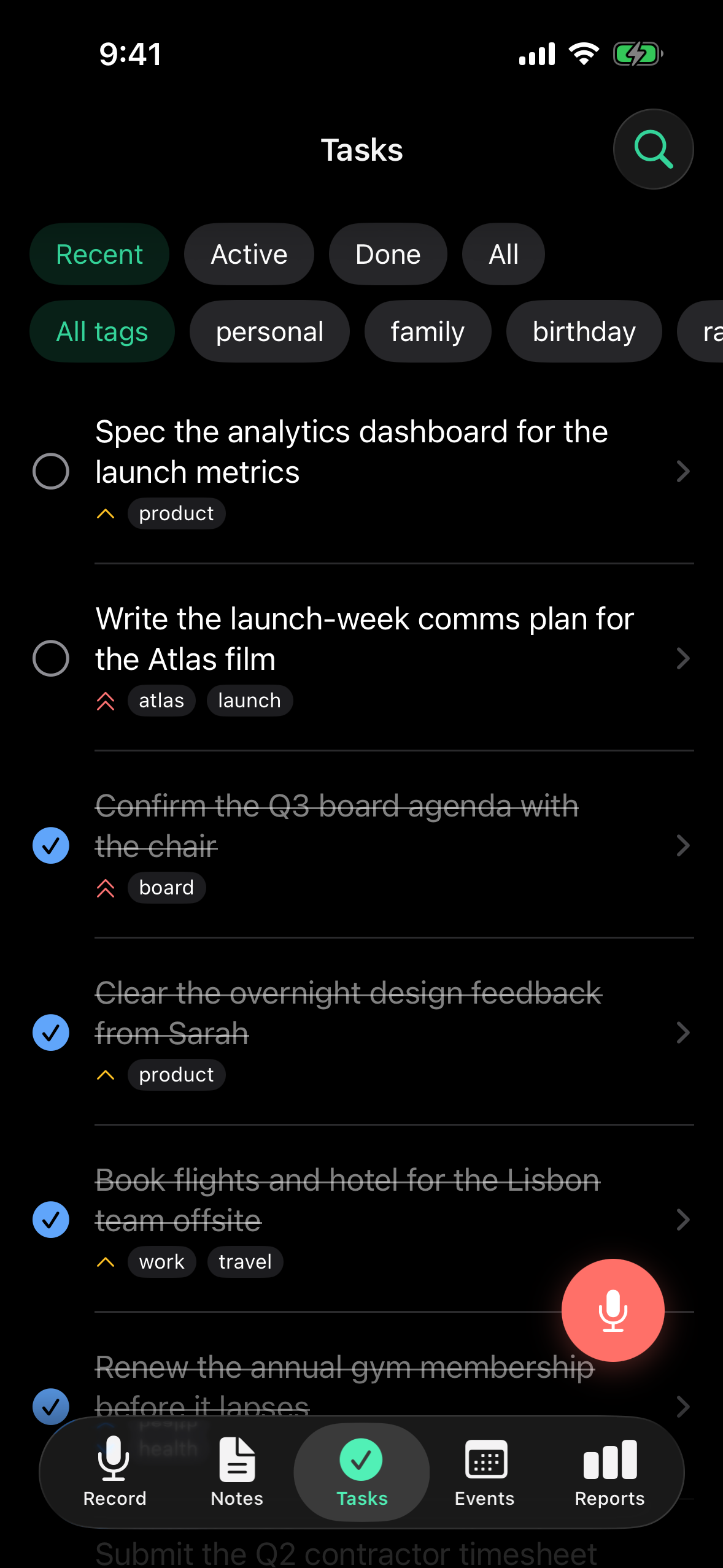 Lista de tareas de TellDone con tareas activas organizadas con etiquetas de color y fechas de vencimiento